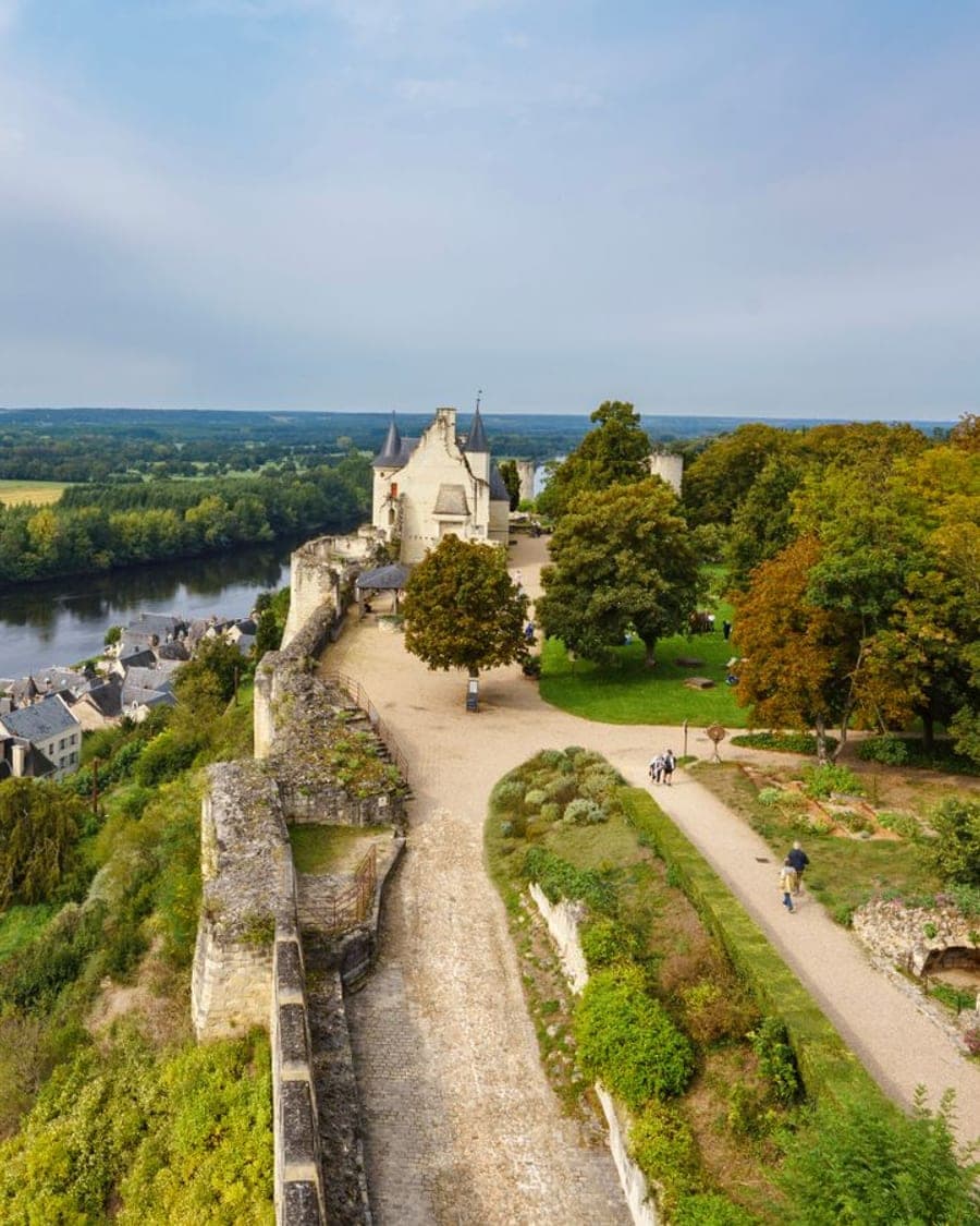 Vue aérienne de Chinon et de la Vienne, dans le Val de Loire
