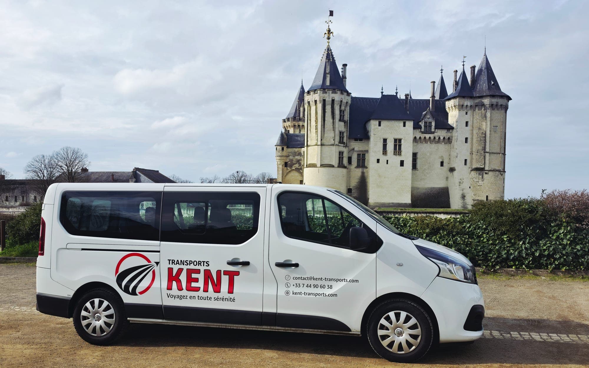 Véhicule Transports KENT devant le château de Saumur, dans le Val de Loire