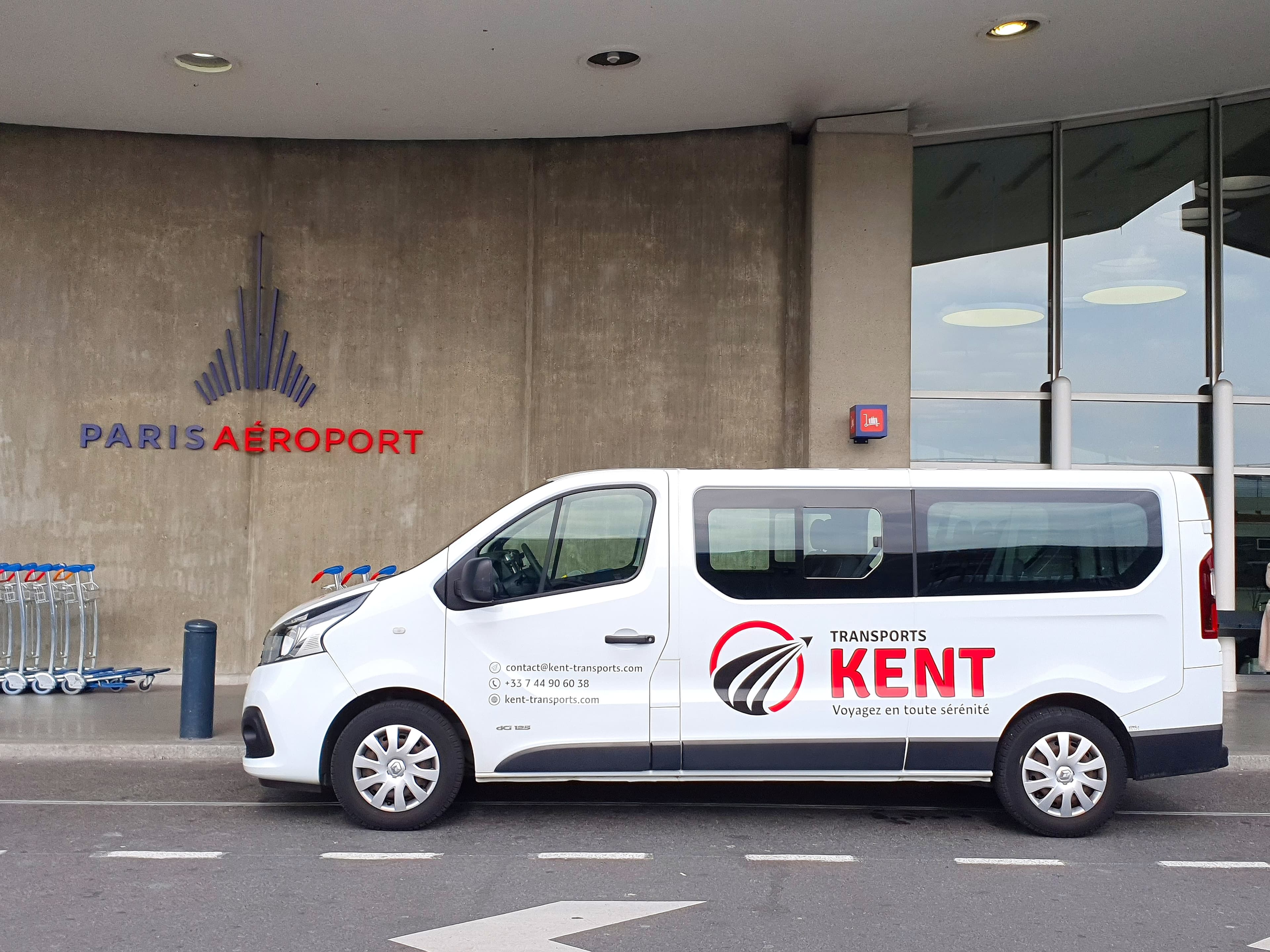 Véhicule Transports KENT devant un terminal de Paris Aéroport