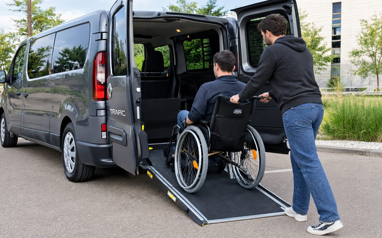 Chauffeur Transports KENT installant une personne en fauteuil roulant dans le véhicule adapté