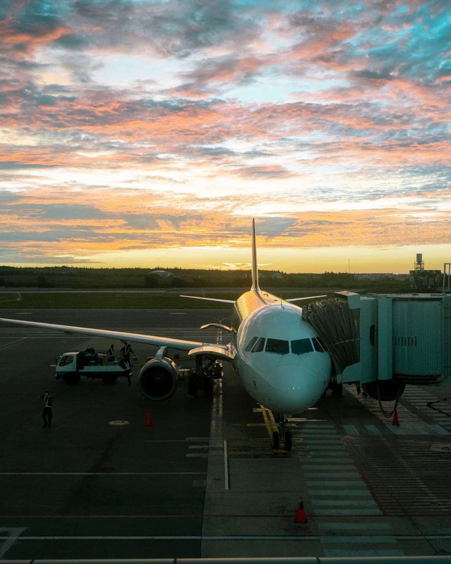 Avion au décollage à l'aéroport au coucher du soleil